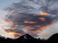 Farbenschauspiel an den Wolken über den Bergen